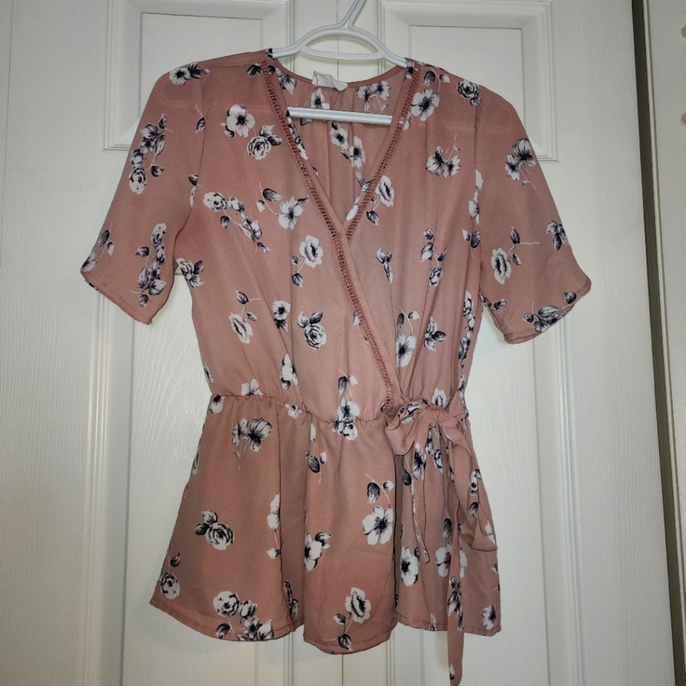 Short sleeve floral blouse